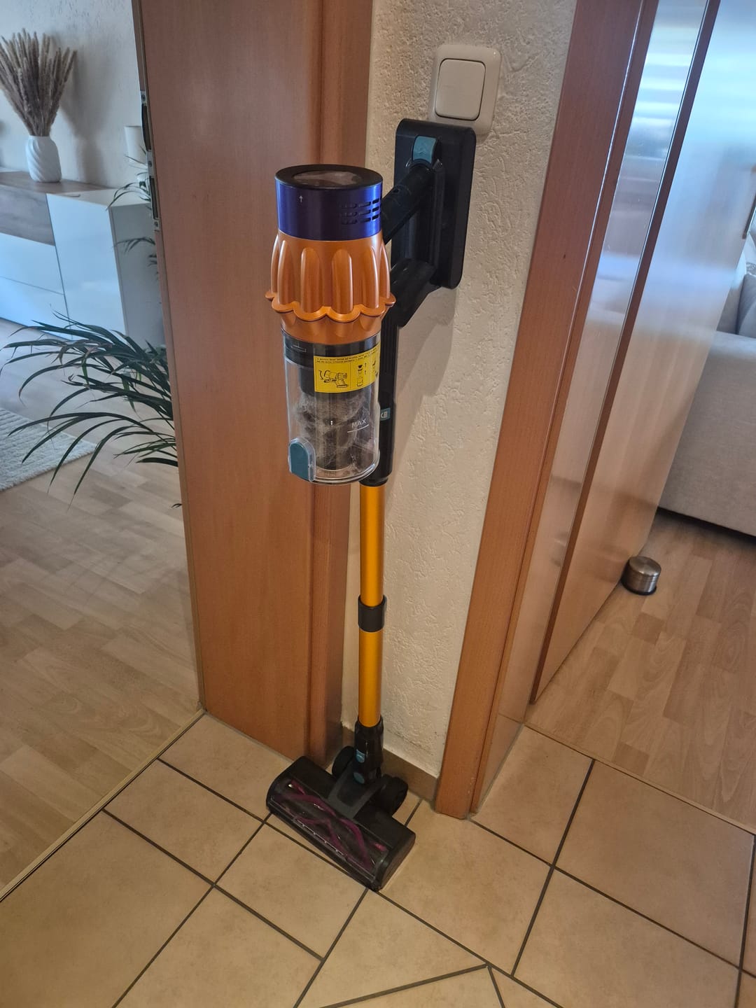 Airvac V18 an der Wandhalterung im Flur