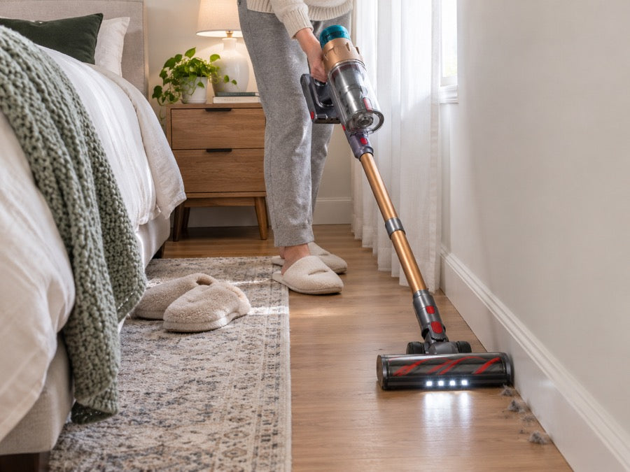 Airvac V18 im Schlafzimmer entlang der Fussleiste