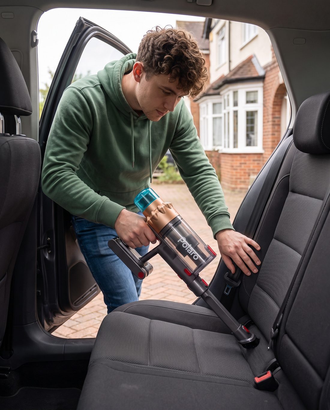 Polaro V18 in handheld mode cleaning a car